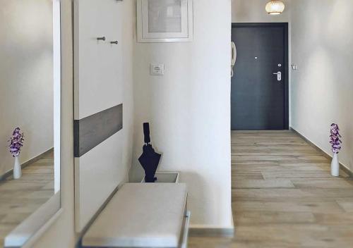 hall-9793_a-1280x900